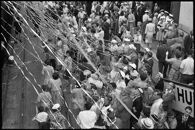 Farewells on the Auckland wharves, captured by photographer John Rykenberg