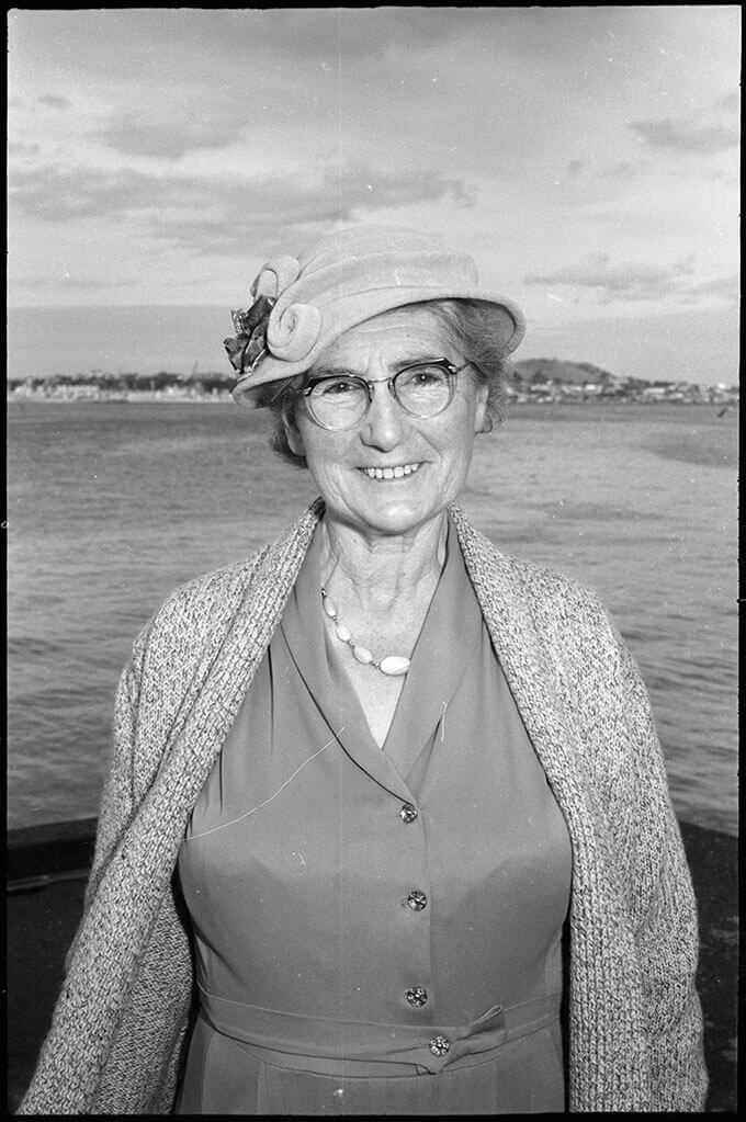 Farewells on the Auckland wharves, captured by photographer John Rykenberg