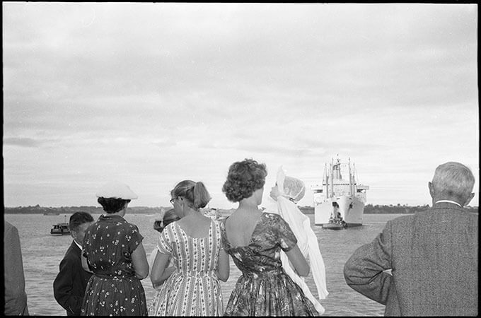 Farewells on the Auckland wharves, captured by photographer John Rykenberg